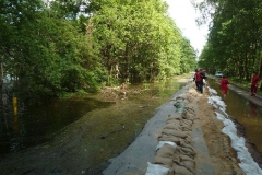 2013HW02 perleberger+str.+deichsicherungsmanahmen+mit+tauchern+01+10.06